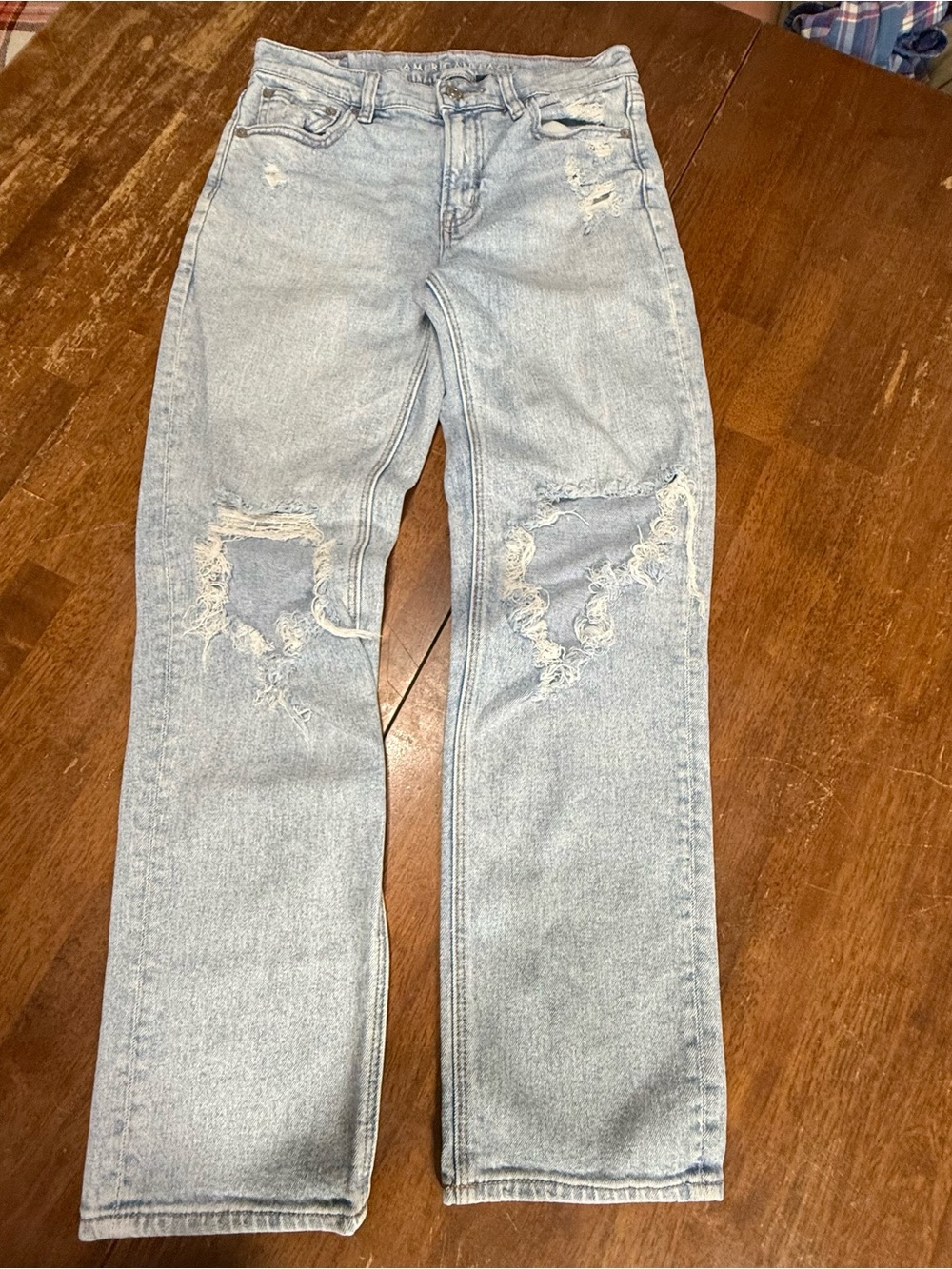 American Eagle Women’s Size 2 Light Wash Distressed Ripped Straight Leg Jeans